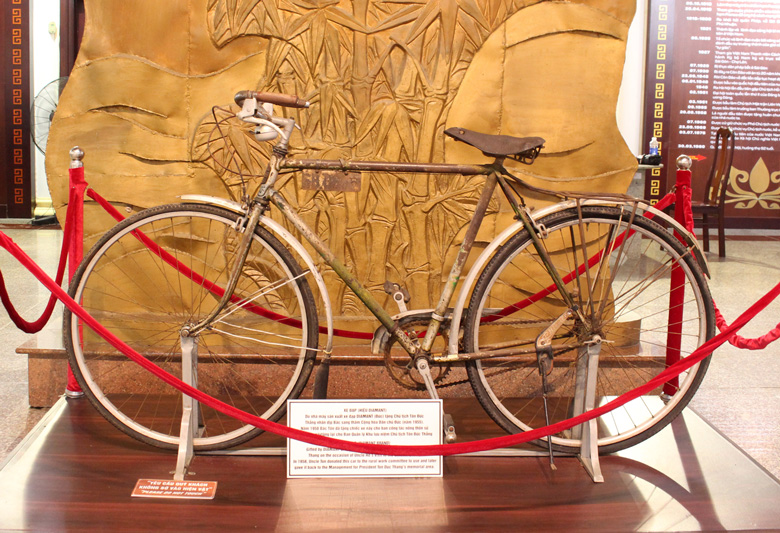 Chiếc xe đạp do nhà máy sản xuất xe đạp ở Đức tặng nhân dịp Chủ tịch Tôn Đức Thắng sang thăm nước Cộng hòa Dân chủ Đức năm 1955 đang được lưu giữ cẩn thận.