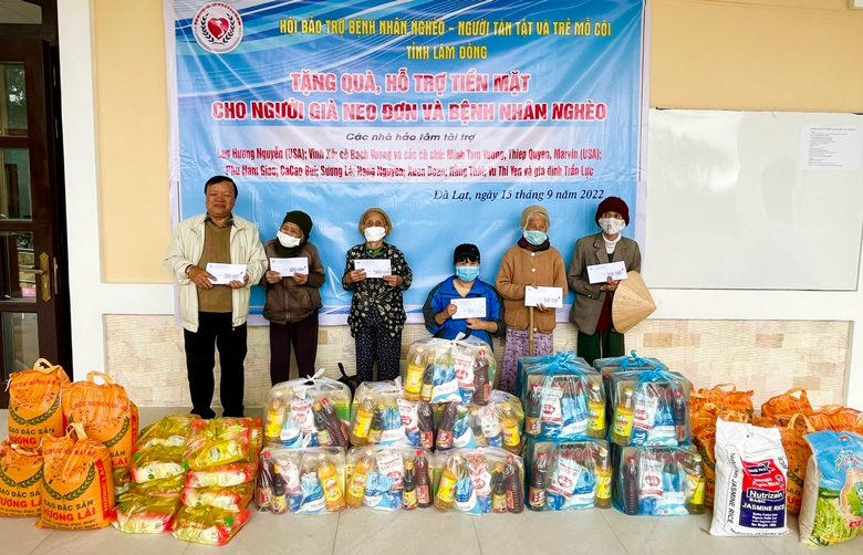 Hội Bảo trợ Bệnh nhân nghèo - Người Tàn tật và Trẻ mồ côi tỉnh Lâm Đồng tổ chức trao quà cho bệnh nhân nghèo, người già neo đơn