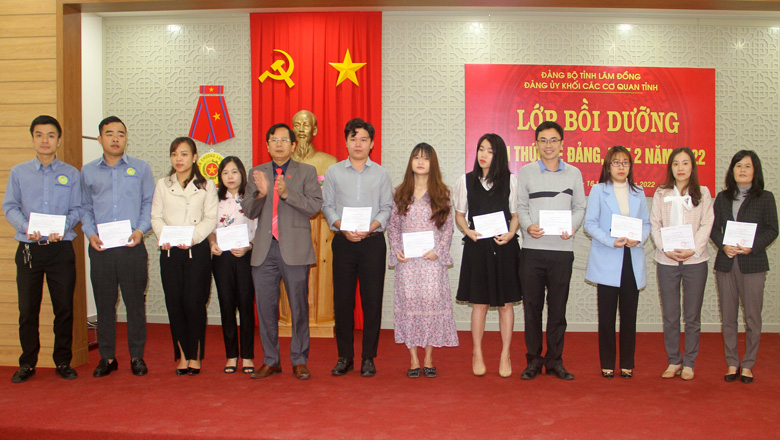 Bí thư Đảng ủy Khối Các cơ quan tỉnh Phạm Thanh Quan trao giấy chứng nhận cho các học viên hoàn thành lớp bồi dưỡng