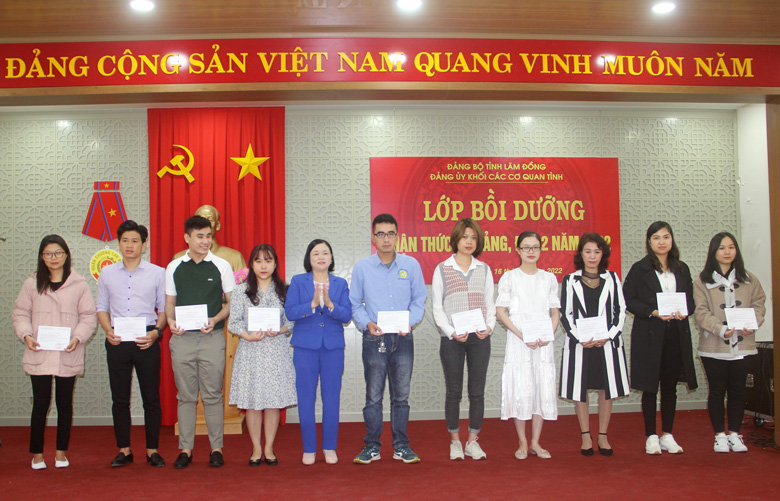 Phó Bí thư Thường trực Đảng ủy Khối Các cơ quan tỉnh Nguyễn Thị Phương Thảo trao giấy chứng nhận cho các học viên tham gia lớp bồi dưỡng