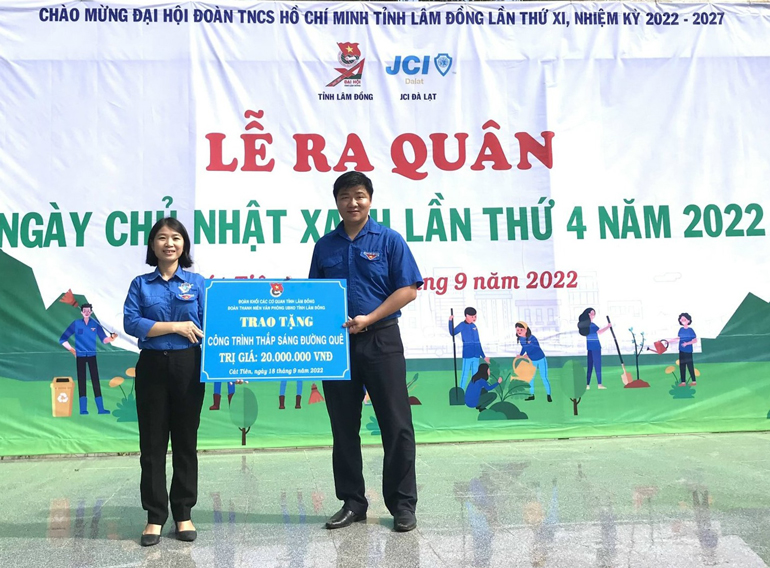 Trao tặng công trình thắp sáng đường quê tại thôn Phước Trung, xã Phước Cát 2, huyện Cát Tiên