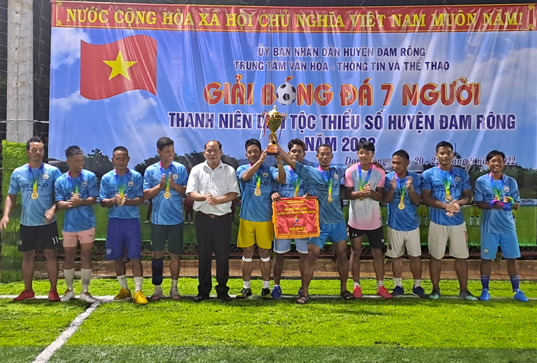 Ông Liêng Hót Ha Hai - Phó Chủ tịch UBND huyện Đam Rông trao cúp vô địch cho Đội xã Đạ Long