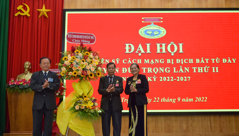 Đồng chí Lê Hồng Khánh – Phó Bí thư Thường trực Huyện ủy Đức Trọng, tặng hoa chúc mừng Đại hội