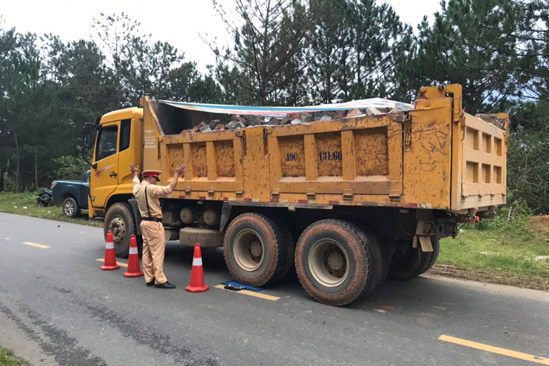 CSGT Công an tỉnh kiểm tra tải trọng xe chở vật liệu