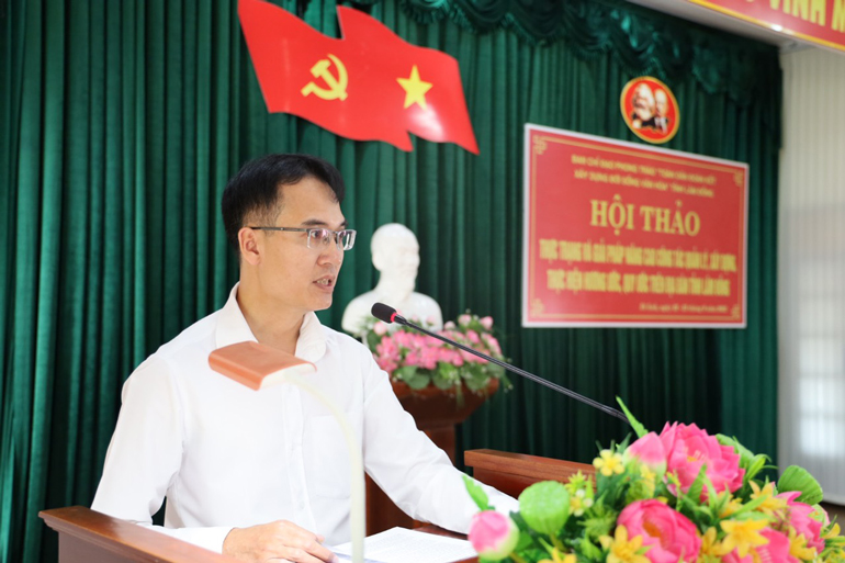 Ông Nguyễn Đình Hoàn -  Phó trưởng Phòng Văn hoá và Thông tin TP Bảo Lộc tham luận tại Hội thảo