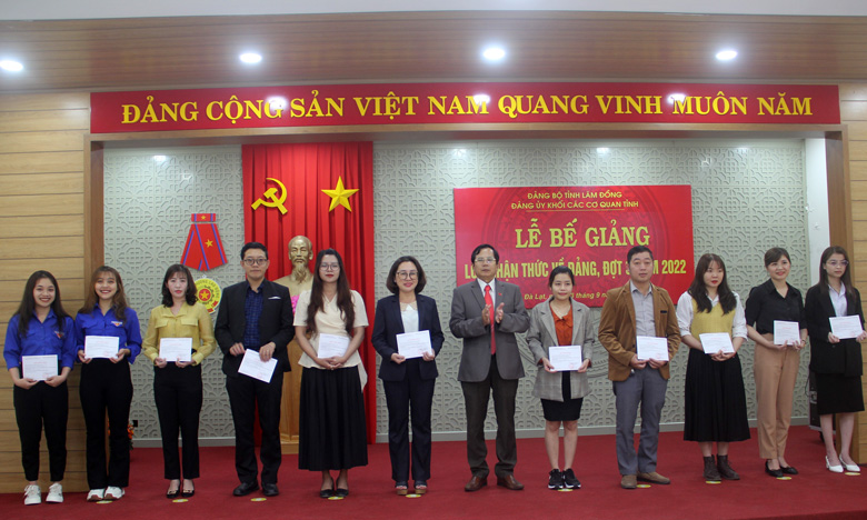 Bí thư Đảng ủy Khối Các cơ quan tỉnh Lâm Đồng Phạm Thanh Quan trao giấy chứng nhận cho các học viên hoàn thành lớp bồi dưỡng