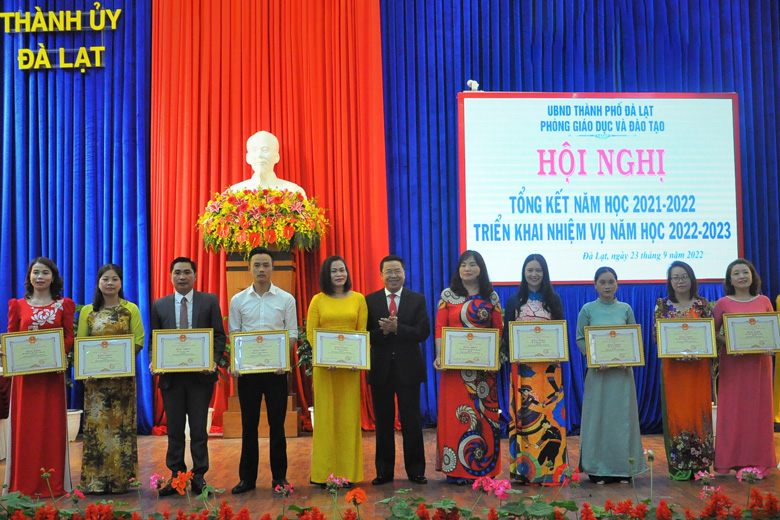 Chủ tịch UBND thành phố Đà Lạt Tôn Thiện San trao Bằng khen của UBND tỉnh cho các tập thể, cá nhân