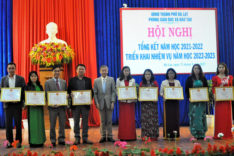 Phó Giám đốc Sở Giáo dục Đào tạo Lâm Đồng Huỳnh Quang Long trao Bằng khen của tỉnh cho các tập thể, cá nhân đạt thành tích 