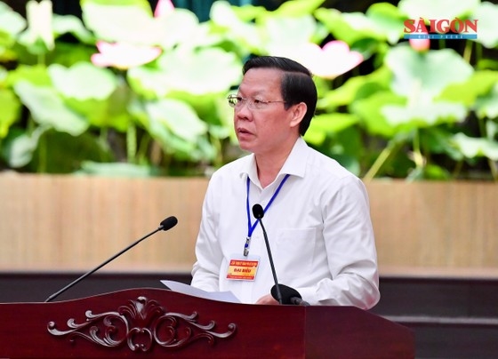 Chủ tịch UBND TP Hồ Chí Minh Phan Văn Mãi báo cáo trước đoàn công tác Trung ương Đảng