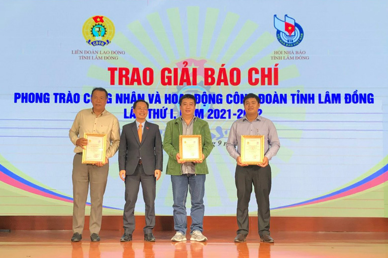 Trao giải cho nhóm tác giả được giải Nhất nhóm chuyên nghiệp (Đài PTTH Lâm Đồng)