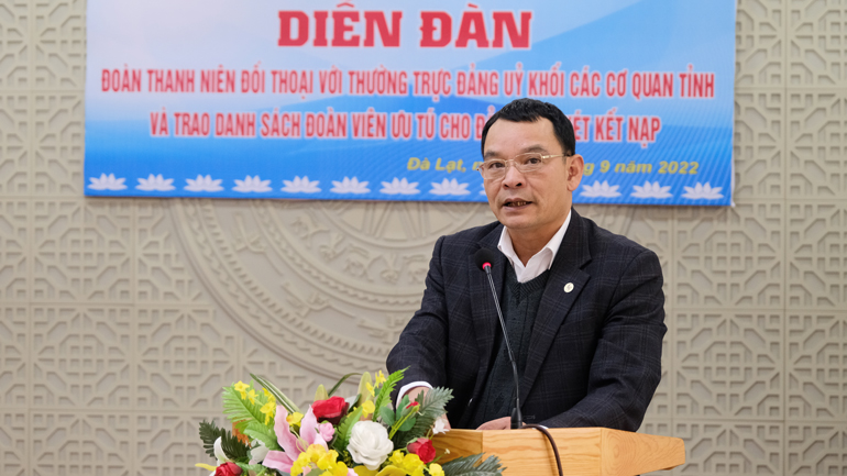 Đồng chí Lương Văn Mừng – Phó Bí thư Đảng ủy Khối Các cơ quan tỉnh trả lời những câu hỏi được đoàn viên gửi đến diễn đàn