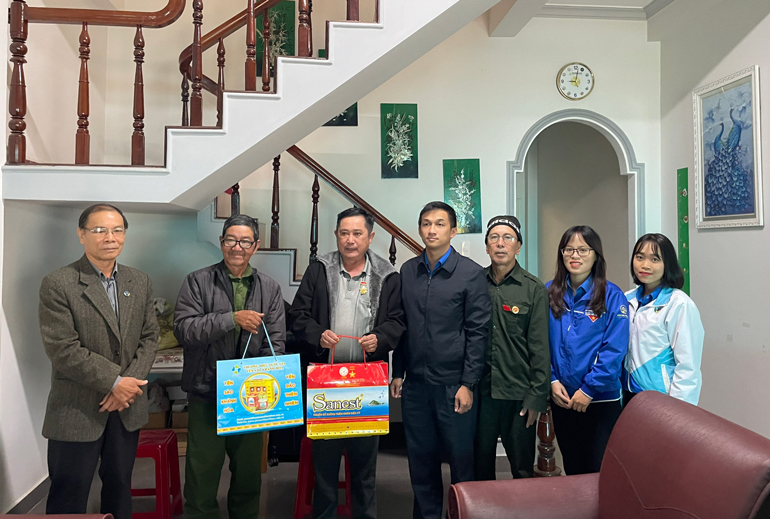 Tỉnh Đoàn Lâm Đồng thăm và tặng quà Mẹ Việt Nam Anh hùng, cựu thanh niên xung phong