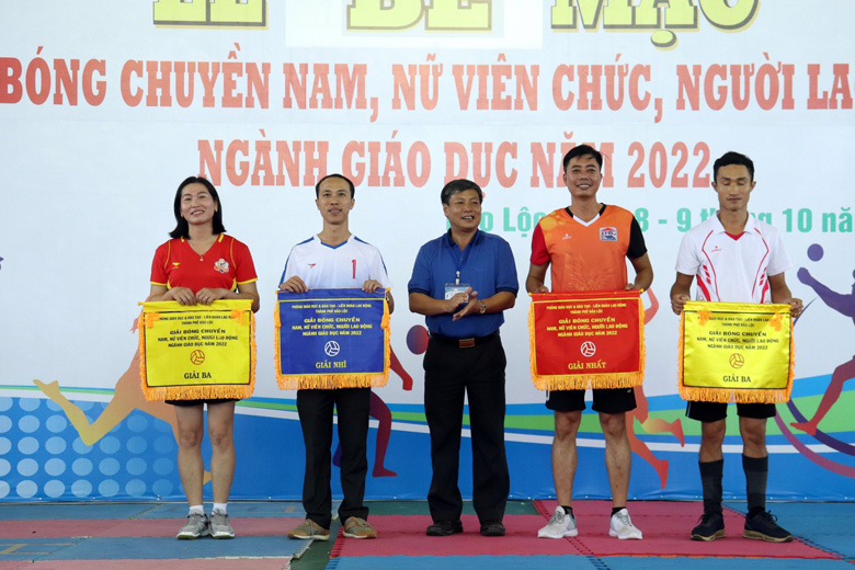 Ông Nguyễn Văn Hữu - Phó trưởng Phòng Giáo dục và Đào tạo TP Bảo Lộc trao giải nhất, nhì, ba cho các đội bóng chuyền nam