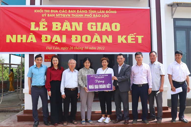 Khối thi đua Các ban Đảng tỉnh Lâm Đồng cùng nhà tại trợ trao tặng nhà đại đoàn kết cho gia đình bà Bùi Xuân Hiếu