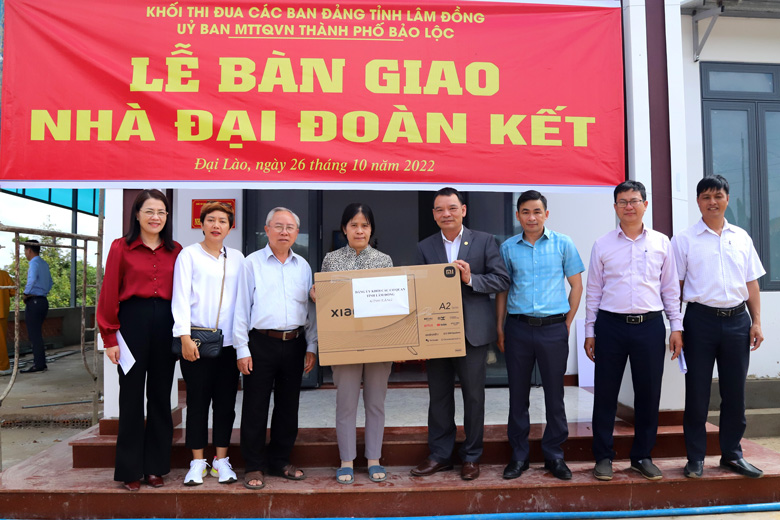 Đồng chí Lương Văn Mừng - Phó Bí thư Đảng ủy khối Các cơ quan tỉnh Lâm Đồng trao tặng tivi cho gia đình bà Hiếu