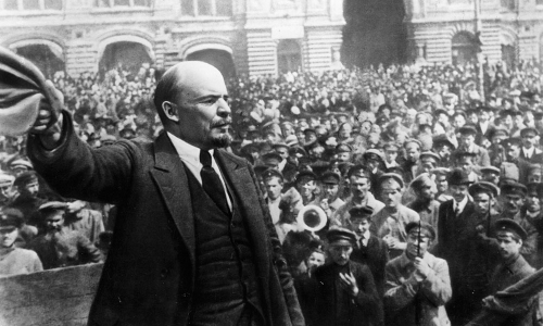 Lãnh tụ V.I.Lênin phát biểu trước người dân tại Petrograd năm 1917