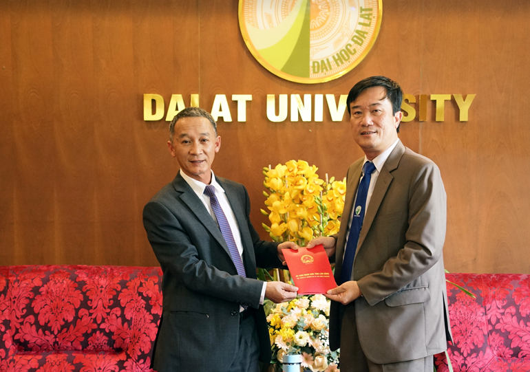 Chủ tịch UBND tỉnh Trần Văn Hiệp trao tặng 50 triệu đồng cho Trường Đại học Đà Lạt