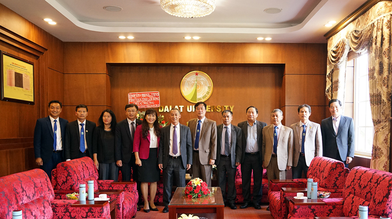 Lẵng hoa của Tỉnh ủy, HĐND, UBND và Ủy ban MTTQ Việt Nam tỉnh Lâm Đồng tặng Trường Đại học Đà Lạt