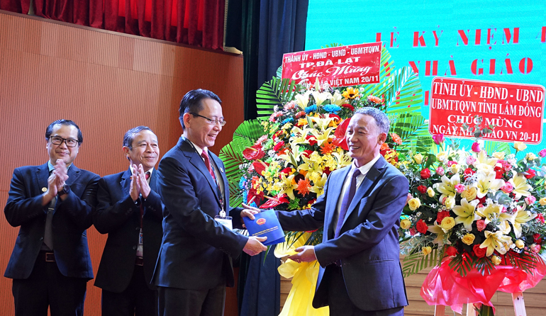 Chủ tịch UBND tỉnh Trần Văn Hiệp tặng 50 triệu đồng cho Trường Cao đẳng Y tế Lâm Đồng