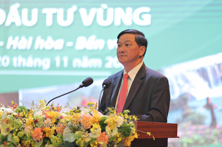 Đồng chí Trần Đức Quận, Uỷ viên Trung ương Đảng, Bí thư Tỉnh uỷ Lâm Đồng trình bày tham luận Một số giải pháp phát triển thực hiện Nghị quyết số 23 của Bộ Chính trị tại các địa phương vùng Tây Nguyên