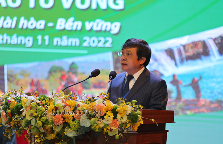 Thứ trưởng Bộ văn hoá Thể thao và Du lịch Đoàn Văn Việt trình bày tham luận phát triển du lịch sinh thái, du lịch cộng đồng gắn với bảo tồn các giá trị văn hoá truyền thống đặc sắc của vùng Tây Nguyên
