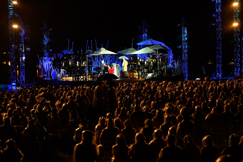 1.000 khán giả đội mưa trong đêm nhạc 
