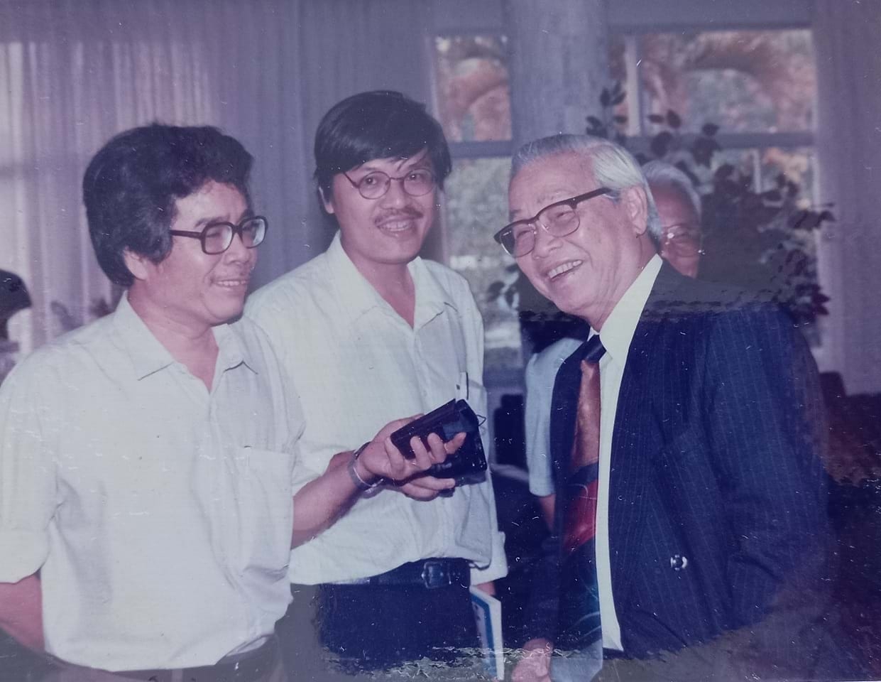 Thủ tướng Võ Văn Kiệt trả lời phỏng vấn của phóng viên Phúc Tiến (giữa) và Ngọc Trân (trái) năm 1992.