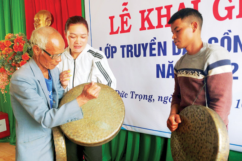 Nghệ nhân Ka Să K’Gioong (94 tuổi) truyền dạy cồng chiêng cho thanh niên N’Thol Hạ