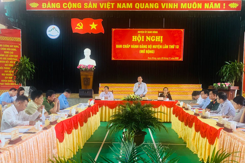 Đồng chí Nguyễn Văn Lộc – Bí thư Huyện uỷ Đam Rông chủ trì và phát biểu tại Hội nghị