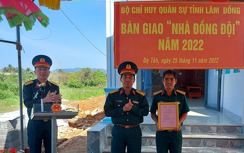 Bộ Chỉ huy Quân sự tỉnh bàn giao nhà đồng đội cho đồng chí Nguyễn Hồng Vân