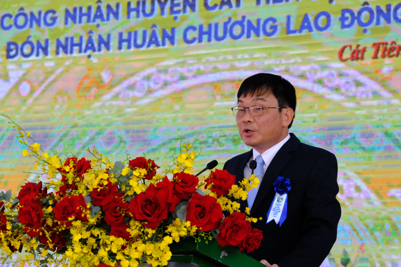 Đồng chí Nguyễn Hoàng Phúc – Chủ tịch UBND huyện Cát Tiên trình bày báo cáo tóm tắt quá trình 10 năm xây dựng NTM huyện Cát Tiên