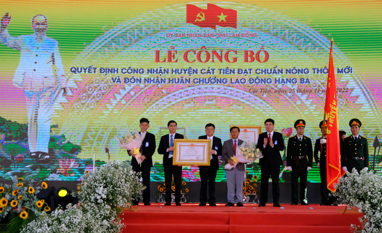 Đồng chí Trần Đình Văn thừa ủy nhiệm của Chủ tịch Nước, trao Huân chương Lao động hạng Ba cho Đảng bộ, Chính quyền và Nhân dân huyện Cát Tiên