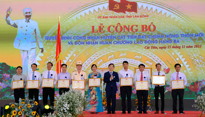 Đồng chí Đặng Trí Dũng trao Bằng khen của Chủ tịch UBND tỉnh Lâm Đồng cho các tập thể đã có thành tích xuất sắc trong phong trào xây dựng NTM