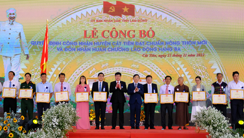 Đại diện lãnh đạo tỉnh trao Bằng khen của Chủ tịch UBND tỉnh Lâm Đồng cho các cá nhân đã có thành tích xuất sắc trong phong trào xây dựng NTM