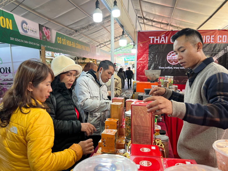 Người dân và du khách tham quan mua sắm tại các gian hàng trong Phiên chợ Rau - Hoa 2022