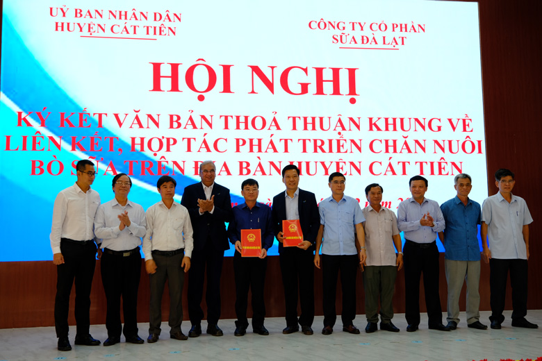 Đại diện lãnh đạo huyện Cát Tiên và Công ty Cổ phần sữa Đà Lạt ký kết hợp tác phát triển chăn nuôi bò sữa trên địa bàn