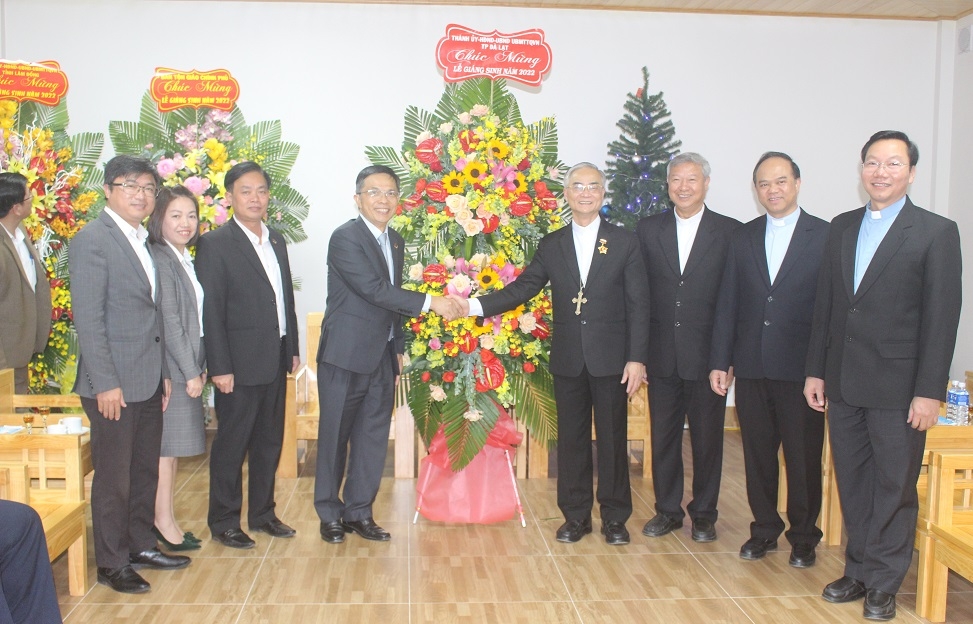 Lãnh đạo thành phố Đà Lạt thăm, tặng hoa chúc mừng Giáng sinh 2022 Tòa Giám mục Đà Lạt