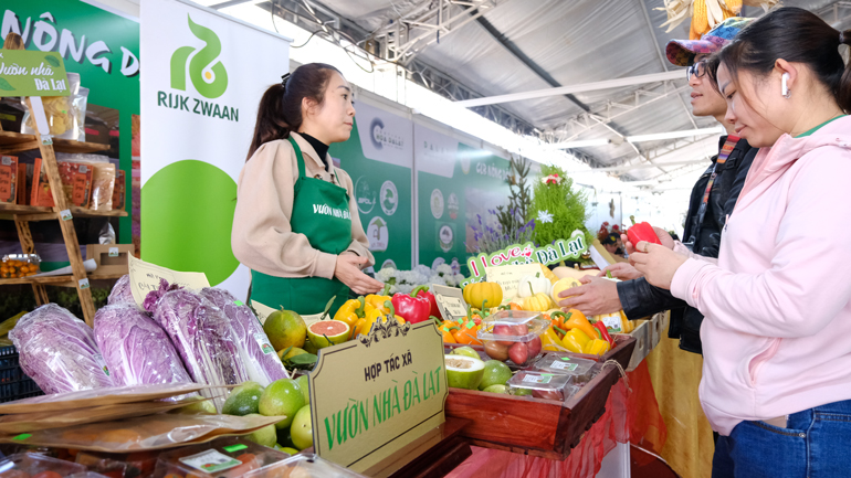 Khách tham quan, tìm hiểu sản phẩm rau quả đặc trưng của Đà Lạt