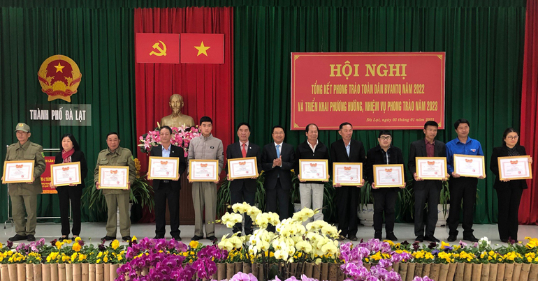 Đồng chí Tôn Thiện San - Chủ tịch UBND TP Đà Lạt trao tặng giấy khen cho các tập thể và cá nhân