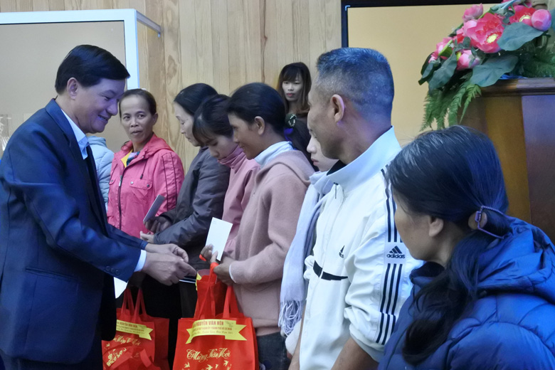 Đồng chí Trần Đức Quận – Bí thư Tỉnh ủy Lâm Đồng, tặng quà hộ nghèo