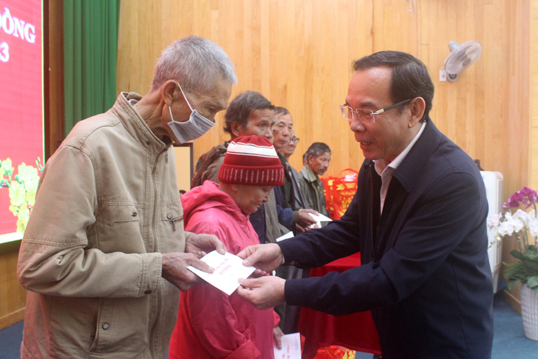 Đồng chí Nguyễn Văn Nên – Bí thư Thành ủy Thành phố Hồ Chí Minh tặng quà hộ gia đình chính sách
