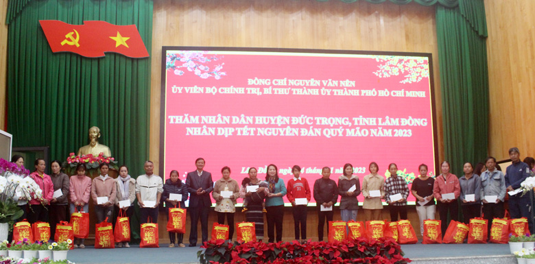 Đồng chí Trần Thị Kim Yến – Chủ tịch Ủy ban MTTQ Việt Nam Thành phố Hồ Chí Minh và đồng chí Trần Đức Quận – Bí thư Tỉnh ủy Lâm Đồng tặng quà các hộ nghèo