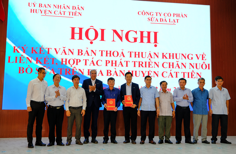 Lãnh đạo huyện Cát Tiên và Công ty Cổ phần sữa Đà Lạt ký thỏa thuận khung về liên kết, hợp tác phát triển chăn nuôi bò sữa