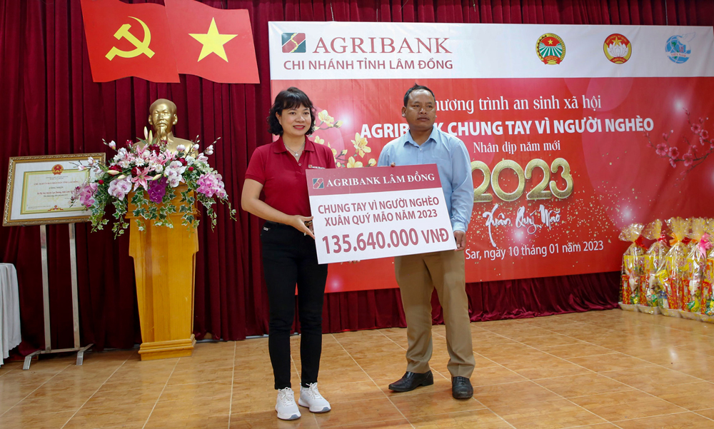 Bà Đào Thị Việt Lê trao biểu trưng tài trợ “Agribank chung tay vì người nghèo – xuân Quý Mão” cho huyện Lạc Dương