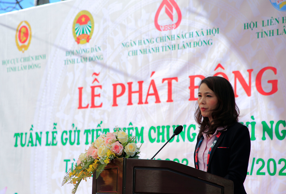 Bà Nguyễn Thị Ngọc Thu - Phó Giám đốc phụ trách NHCSCH chi nhánh tỉnh Lâm Đồng phát động Chương trình Gởi tiền tiết kiệm chung tay vì người nghèo