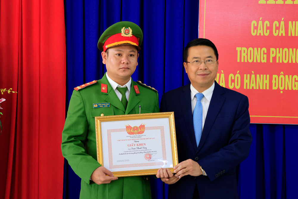 Chủ tịch UBND TP Đà Lạt tặng giấy khen cho  Đại úy Trần Thanh Tùng
