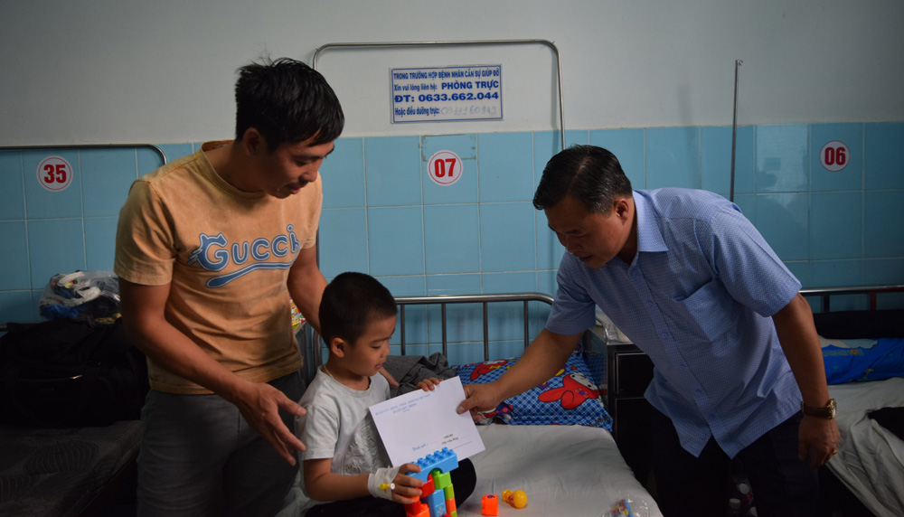 Đồng chí Lê Nguyên Hoàng - Phó Chủ tịch UBND huyện Đức Trọng, tặng quà bệnh nhân ở lại bệnh viện ăn tết