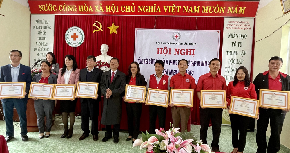 Ông Nguyễn Quang Minh – Chủ tịch Hội CTĐ Lâm Đồng trao Bằng khen của Trung ương Hội CTĐ Việt Nam cho các tập thể xuất sắc