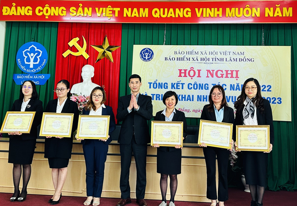 BHXH Lâm Đồng khen thưởng các tập thể và cá nhân có những thành tích xuất sắc trong năm 2022