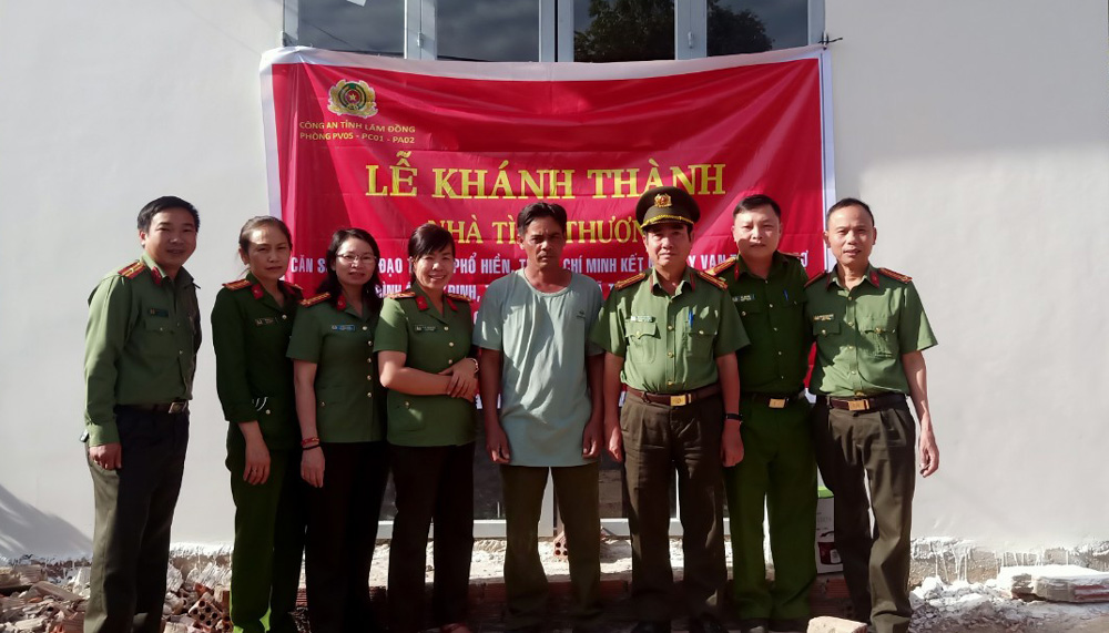 Công an tỉnh Lâm Đồng tổ chức khánh thành và trao quà Tết Nhân ái  Xuân Quý Mão năm 2023 cho gia đình ông K Đinh